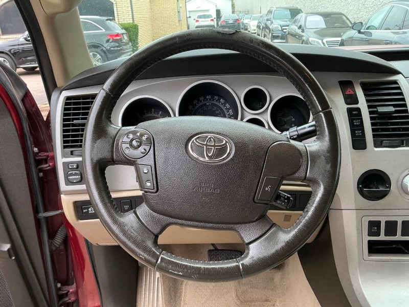 Toyota Tundra Vehicle Full-screen Gallery Image 18