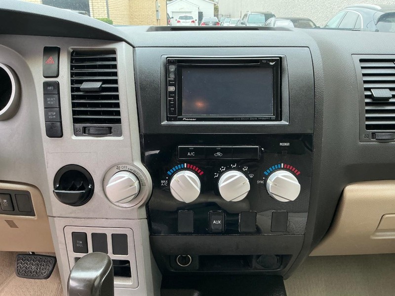 Toyota Tundra Vehicle Full-screen Gallery Image 19