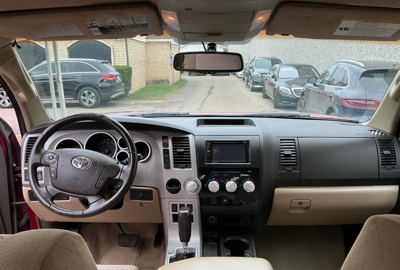 Toyota Tundra Vehicle Full-screen Gallery Image 21