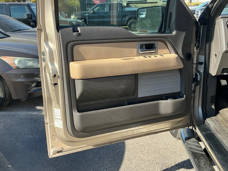 Ford F-150 Vehicle Full-screen Gallery Image 06