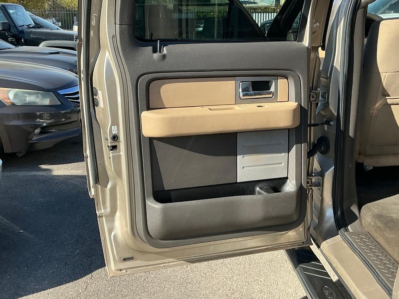 Ford F-150 Vehicle Full-screen Gallery Image 08