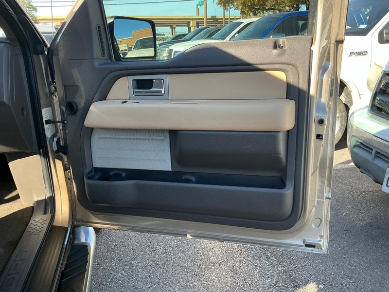 Ford F-150 Vehicle Full-screen Gallery Image 12