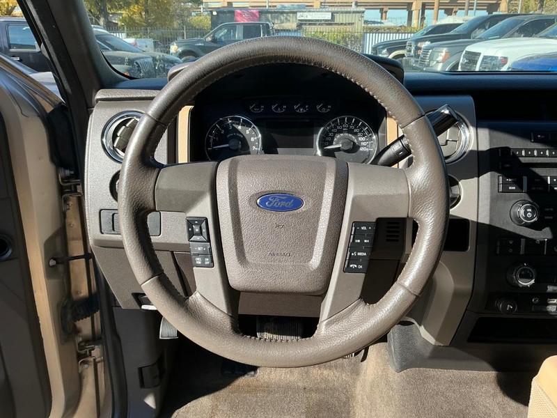 Ford F-150 Vehicle Full-screen Gallery Image 16