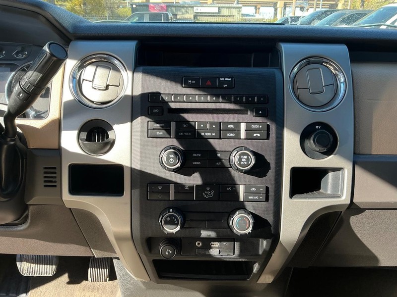 Ford F-150 Vehicle Full-screen Gallery Image 17