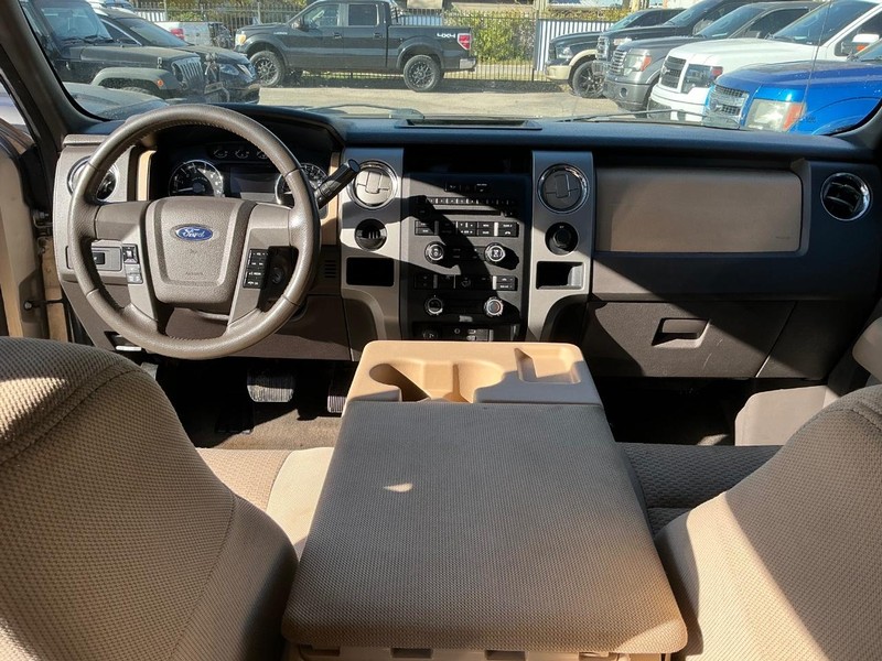 Ford F-150 Vehicle Full-screen Gallery Image 18