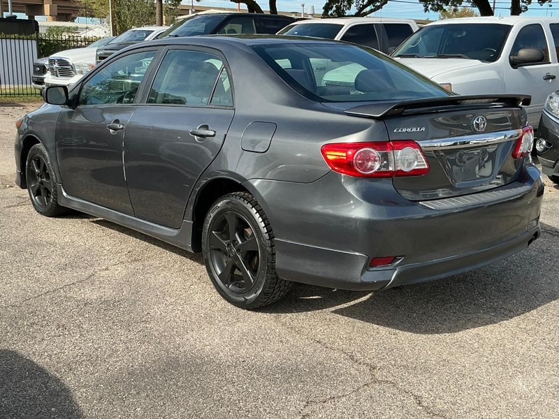 Toyota Corolla Vehicle Full-screen Gallery Image 02