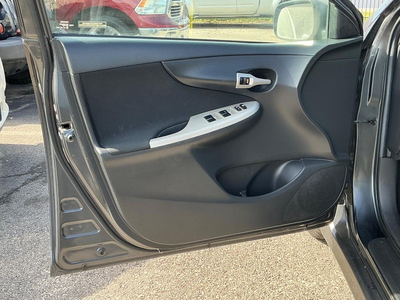 Toyota Corolla Vehicle Full-screen Gallery Image 06