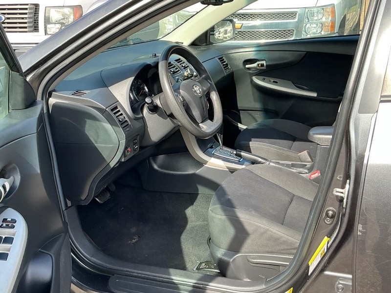 Toyota Corolla Vehicle Full-screen Gallery Image 07