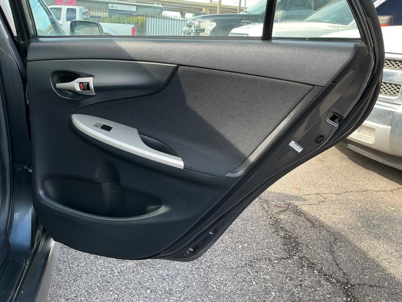 Toyota Corolla Vehicle Full-screen Gallery Image 11