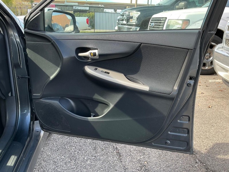 Toyota Corolla Vehicle Full-screen Gallery Image 13