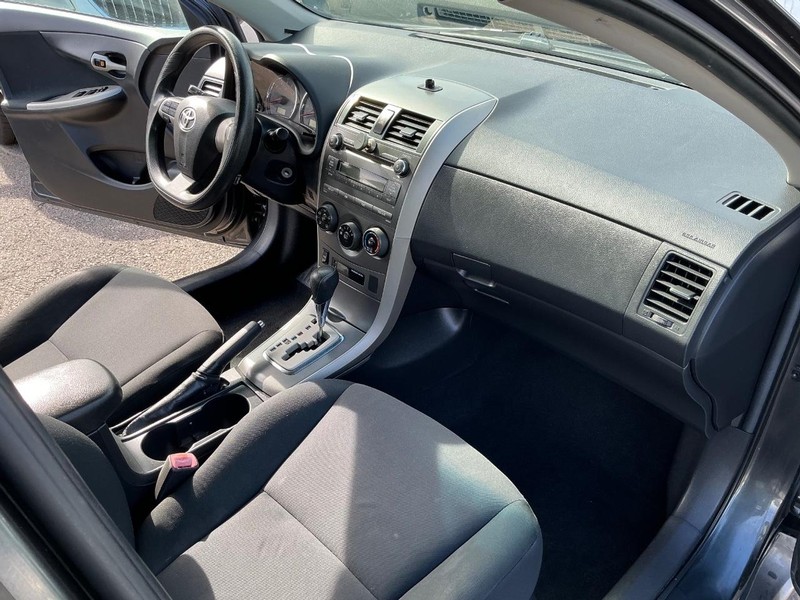 Toyota Corolla Vehicle Full-screen Gallery Image 14