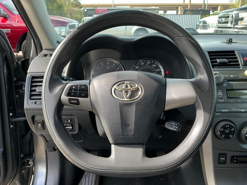 Toyota Corolla Vehicle Full-screen Gallery Image 16