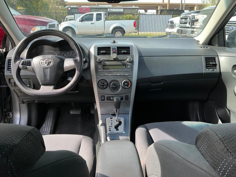 Toyota Corolla Vehicle Full-screen Gallery Image 17