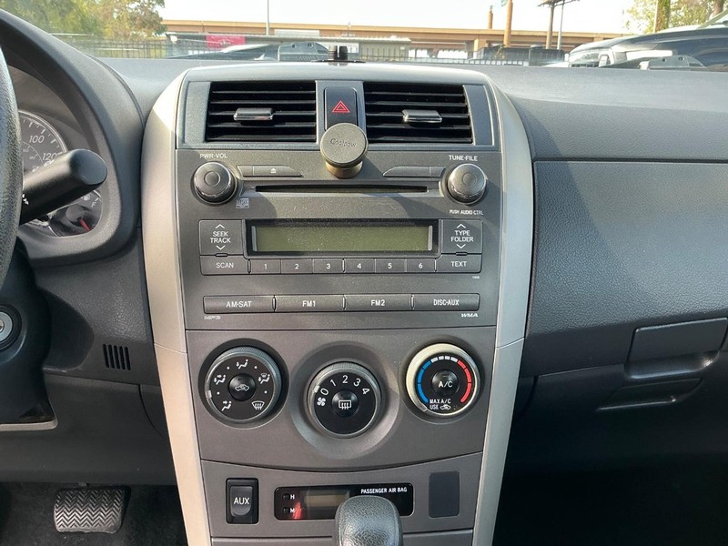 Toyota Corolla Vehicle Full-screen Gallery Image 18