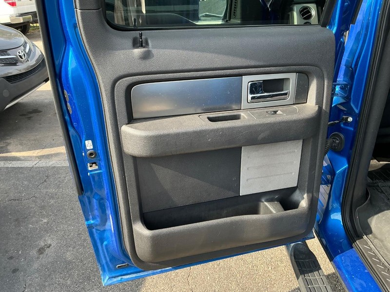 Ford F-150 Vehicle Full-screen Gallery Image 17