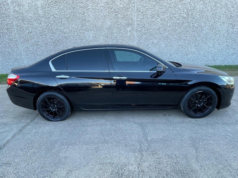 Honda Accord Sedan Vehicle Full-screen Gallery Image 07