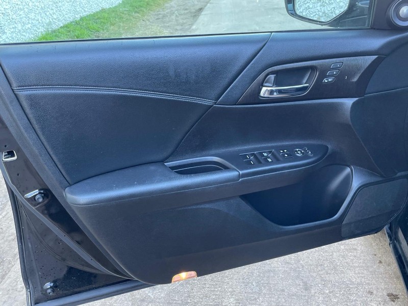 Honda Accord Sedan Vehicle Full-screen Gallery Image 08