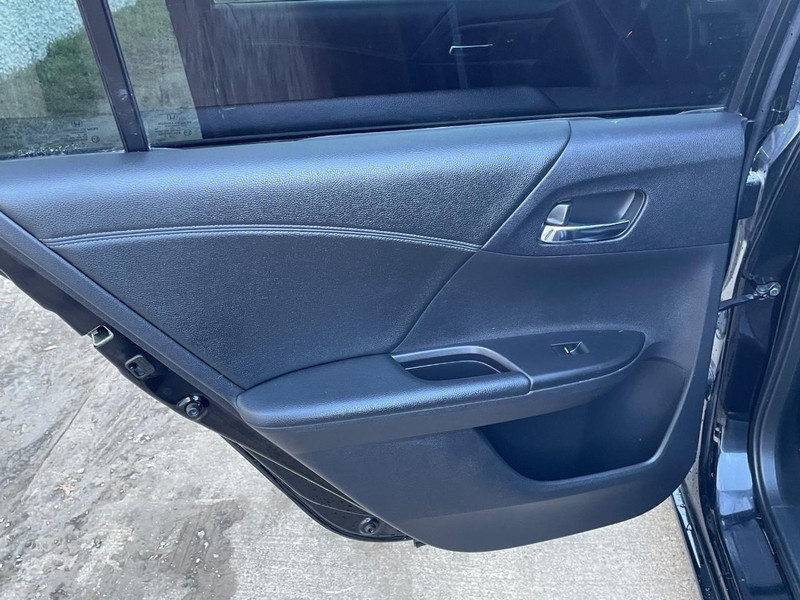 Honda Accord Sedan Vehicle Full-screen Gallery Image 13