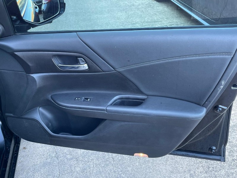 Honda Accord Sedan Vehicle Full-screen Gallery Image 16