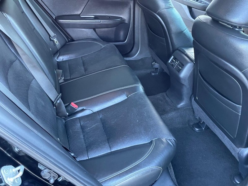 Honda Accord Sedan Vehicle Full-screen Gallery Image 17