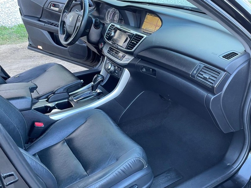 Honda Accord Sedan Vehicle Full-screen Gallery Image 22