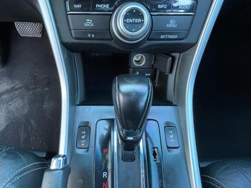 Honda Accord Sedan Vehicle Full-screen Gallery Image 24