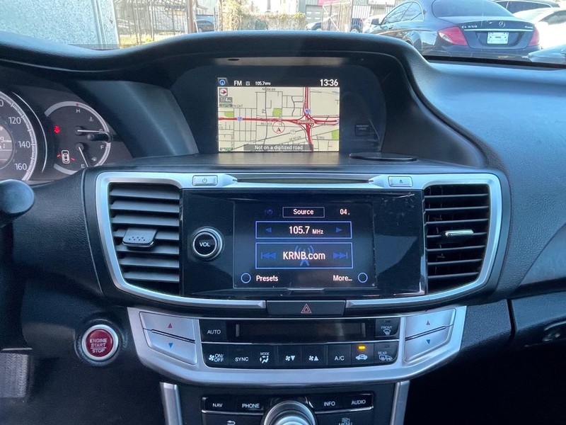 Honda Accord Sedan Vehicle Full-screen Gallery Image 25