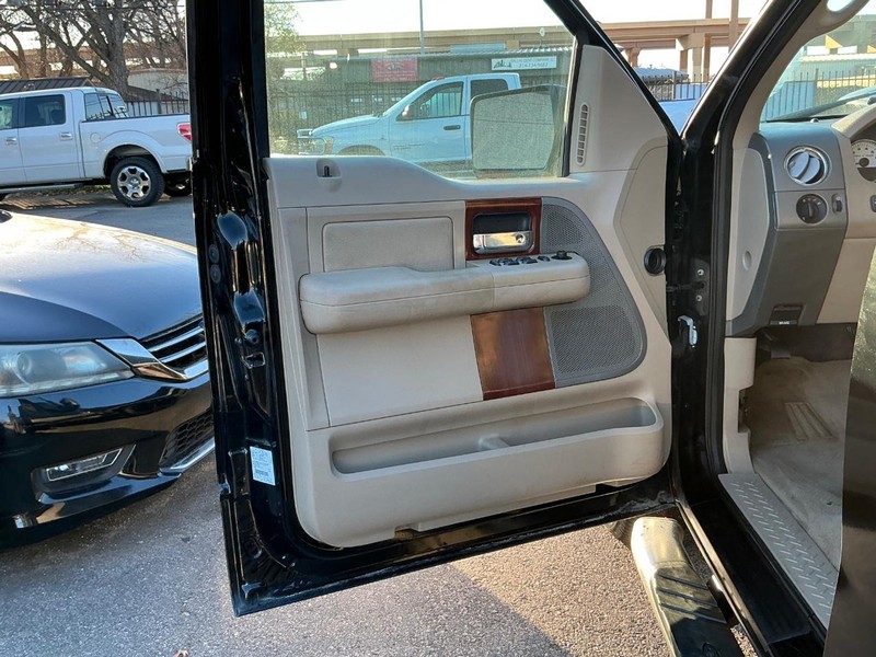 Ford F-150 Vehicle Full-screen Gallery Image 07