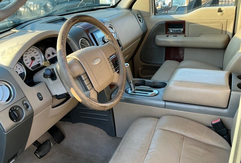 Ford F-150 Vehicle Full-screen Gallery Image 08