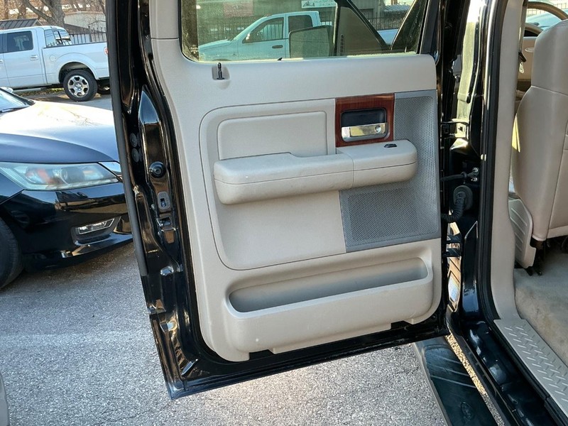 Ford F-150 Vehicle Full-screen Gallery Image 09