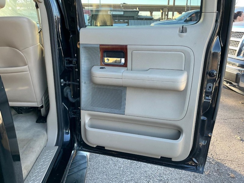 Ford F-150 Vehicle Full-screen Gallery Image 11