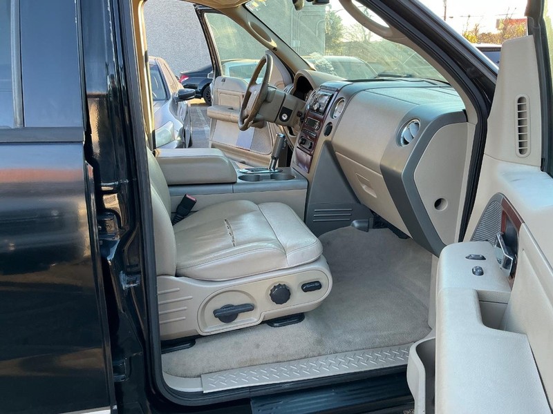 Ford F-150 Vehicle Full-screen Gallery Image 16