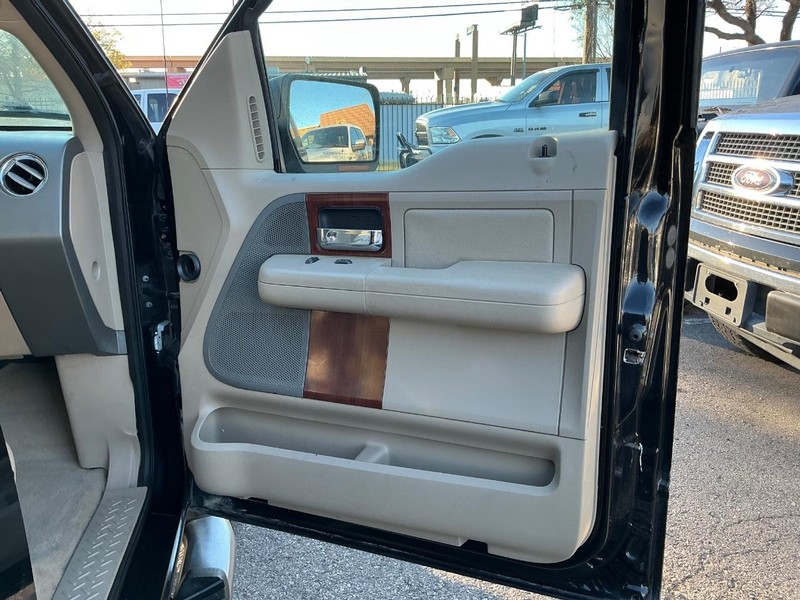 Ford F-150 Vehicle Full-screen Gallery Image 17