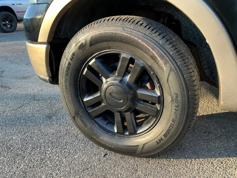 Ford F-150 Vehicle Full-screen Gallery Image 18