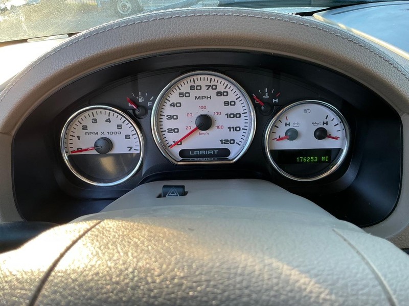 Ford F-150 Vehicle Full-screen Gallery Image 24