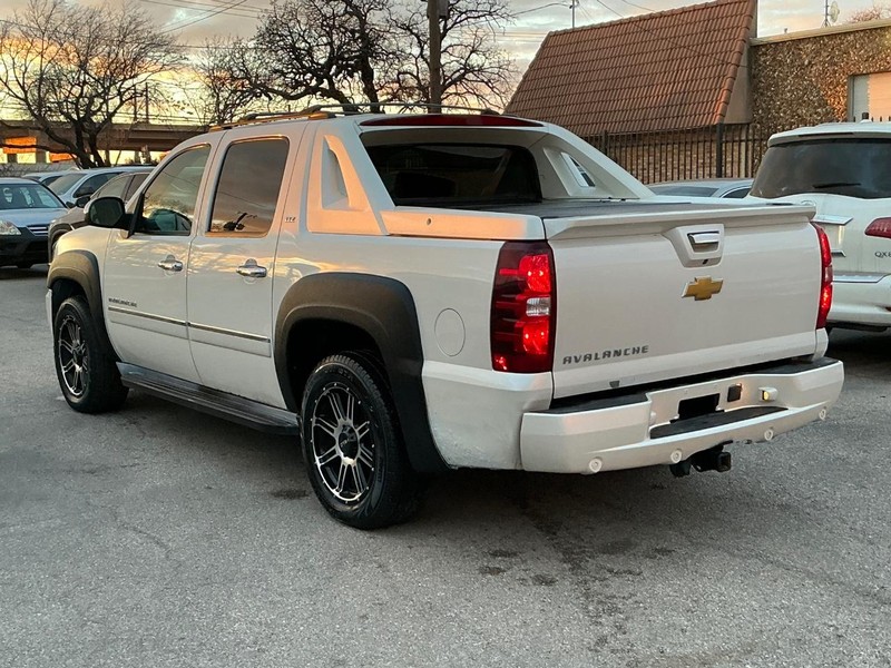 Chevrolet Avalanche Vehicle Full-screen Gallery Image 02