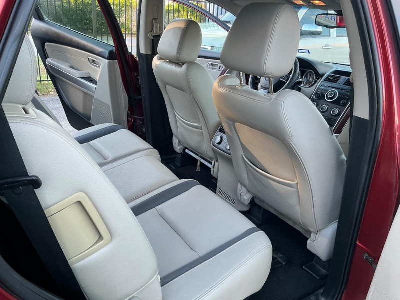 Mazda CX-9 Vehicle Full-screen Gallery Image 13