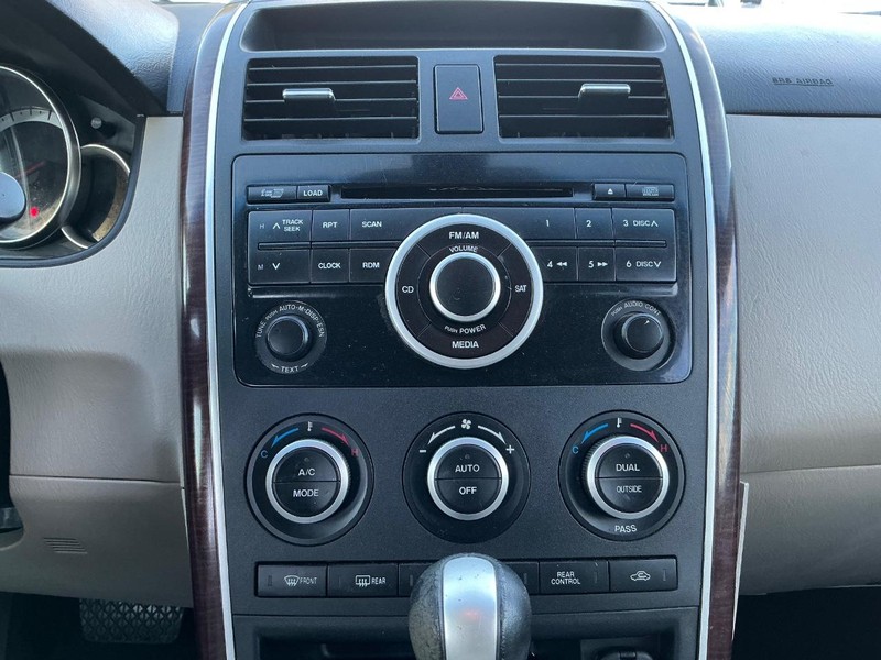 Mazda CX-9 Vehicle Full-screen Gallery Image 21