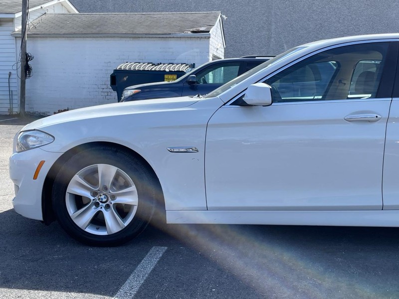 BMW 5 Series Vehicle Full-screen Gallery Image 02