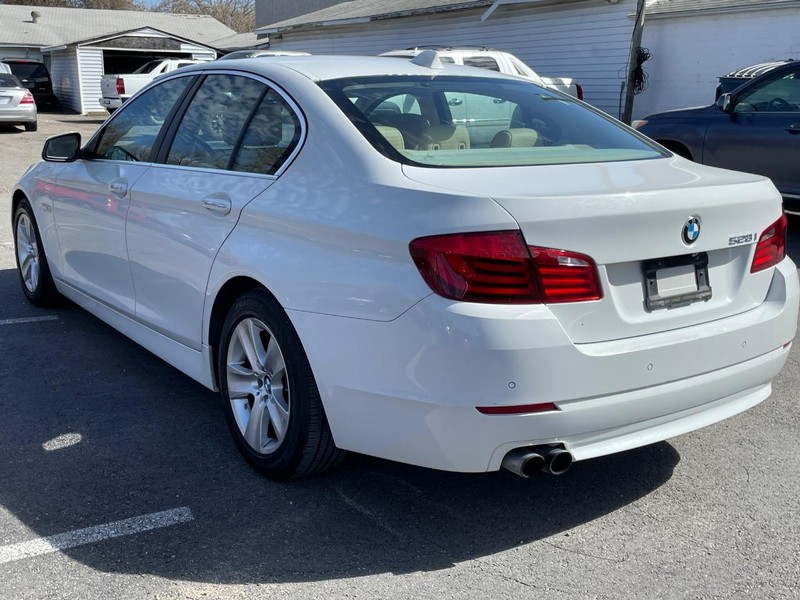 BMW 5 Series Vehicle Full-screen Gallery Image 04