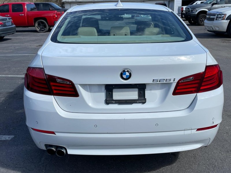 BMW 5 Series Vehicle Full-screen Gallery Image 06