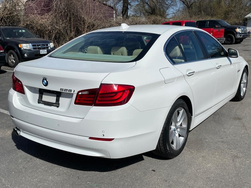 BMW 5 Series Vehicle Full-screen Gallery Image 07