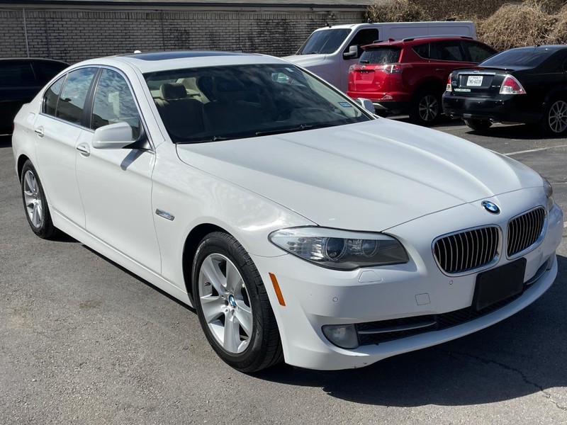 BMW 5 Series Vehicle Full-screen Gallery Image 11