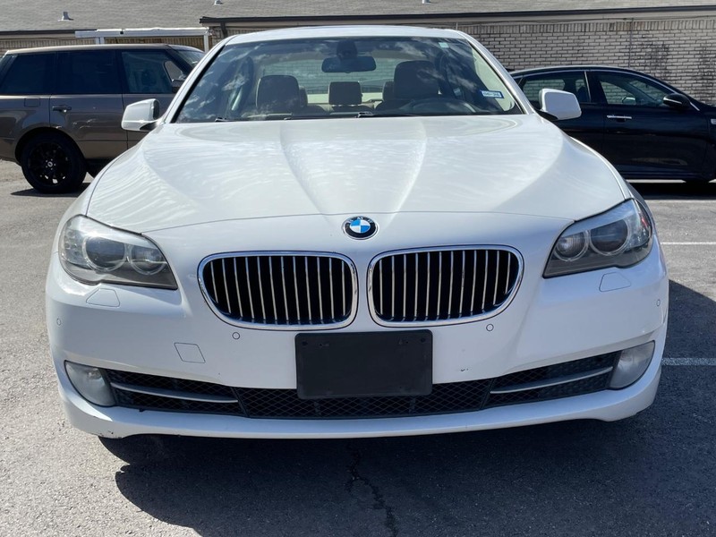 BMW 5 Series Vehicle Full-screen Gallery Image 12