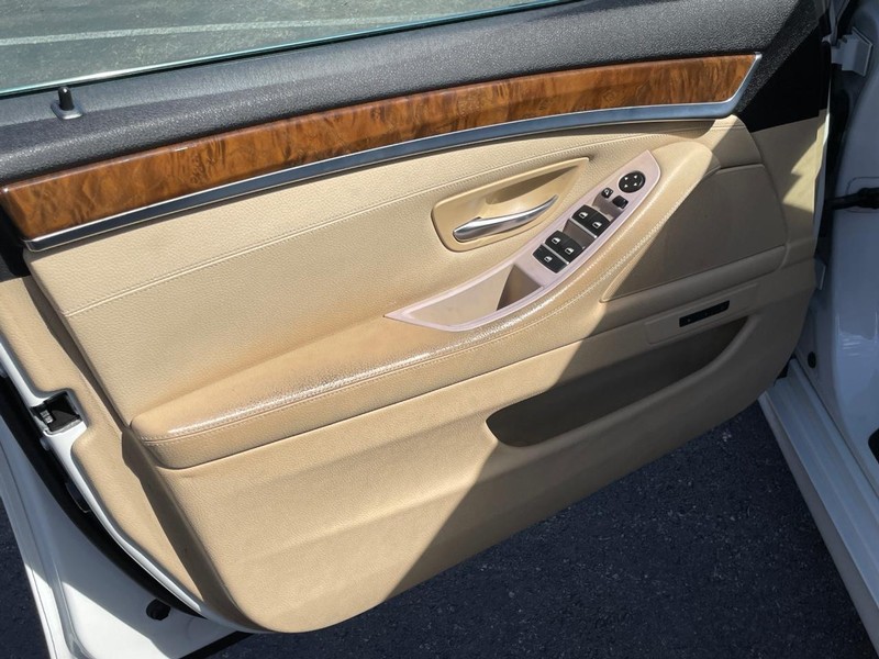 BMW 5 Series Vehicle Full-screen Gallery Image 13