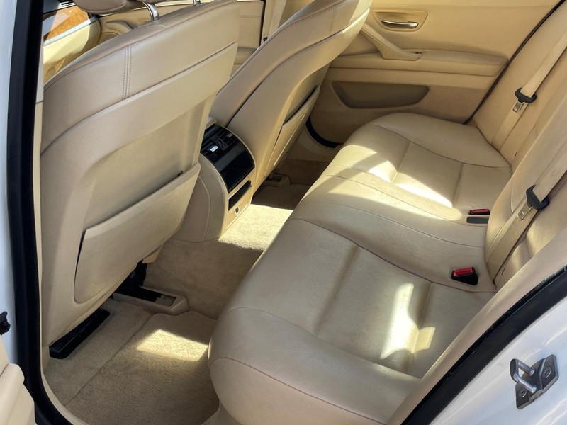 BMW 5 Series Vehicle Full-screen Gallery Image 14