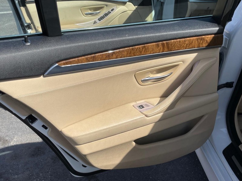 BMW 5 Series Vehicle Full-screen Gallery Image 16