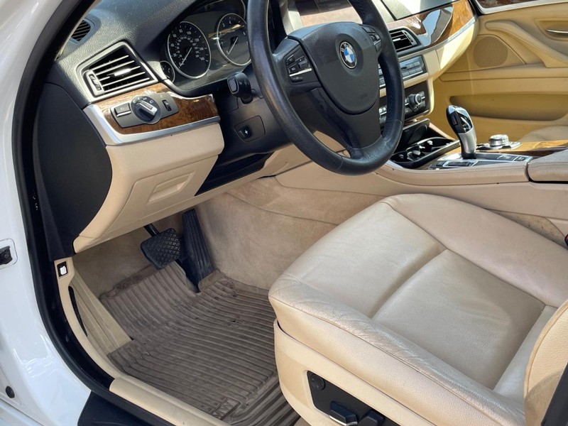 BMW 5 Series Vehicle Full-screen Gallery Image 17