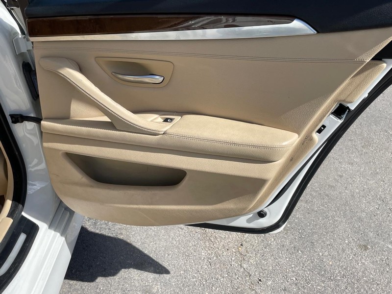 BMW 5 Series Vehicle Full-screen Gallery Image 18