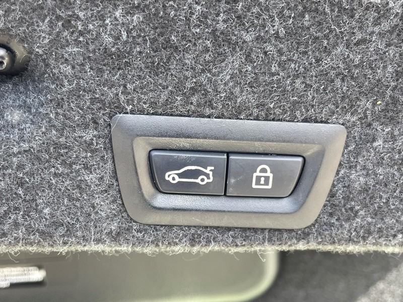 BMW 5 Series Vehicle Full-screen Gallery Image 19